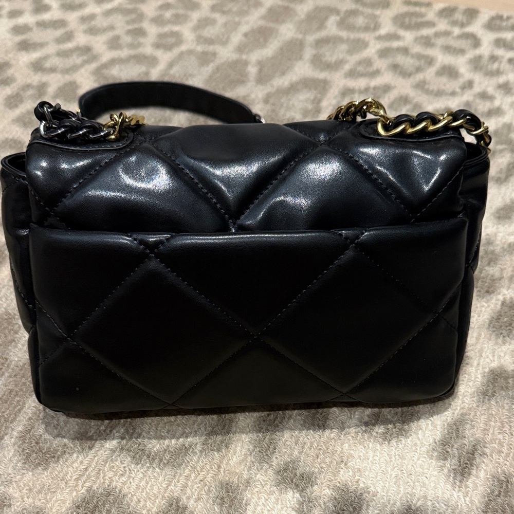 Black Quilted Shoulder Bag with Gold Chain *this is NOT a famous designer* - Picture 4 of 9